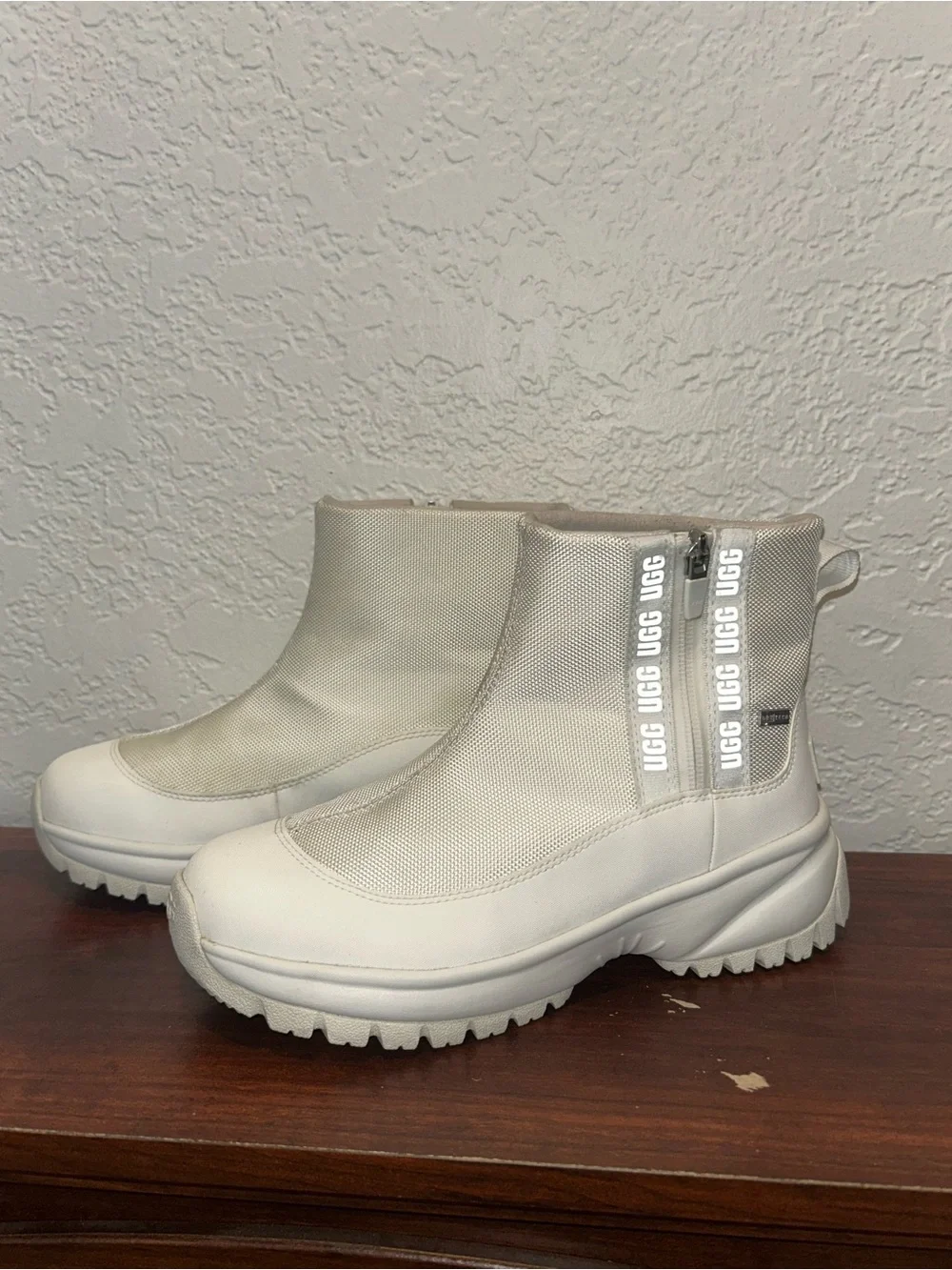 UGG Women's White Yose Zip Fleece Lined Snow Boots Size 7